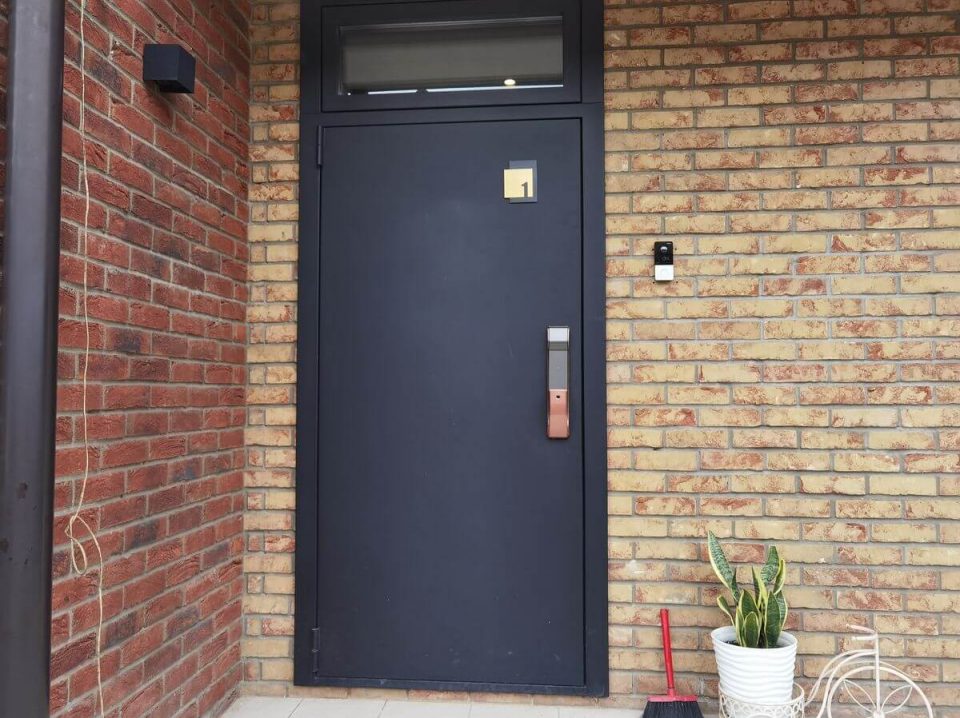 Выполненный кейс по установке электронного замка с биометрическим управлением вместо механического