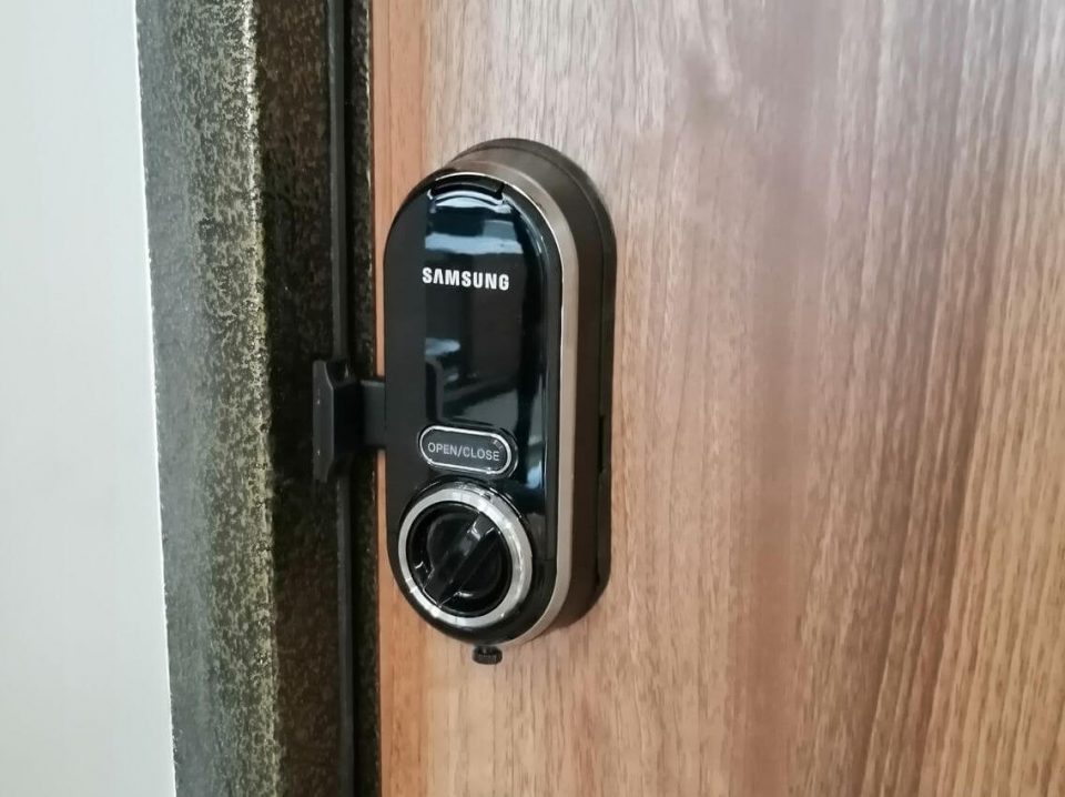 Кейс по установке электронного замка Samsung в офисную дверь