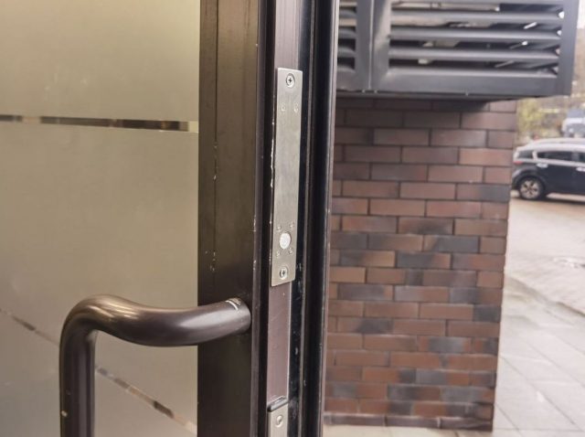 Установка электромеханического врезного замка без ключа Tantos TRD-1086C в офисные двери клиента