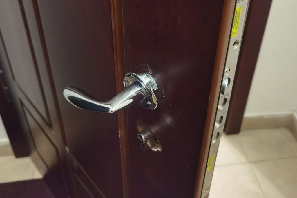 Неудачная попытка замка с ручками предыдущими "мастерами" до вызова наших специалистов