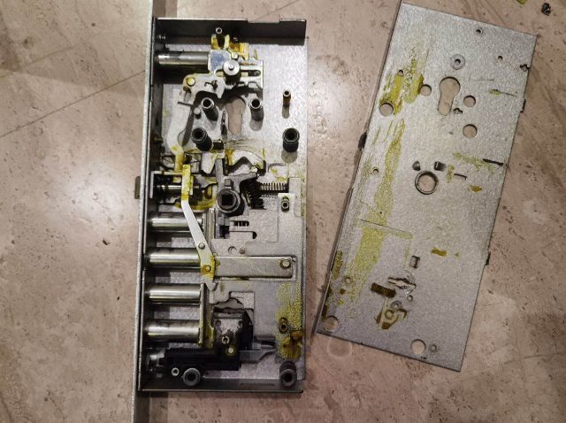 обслуживание и ремонт врезного замка с усилением защиты