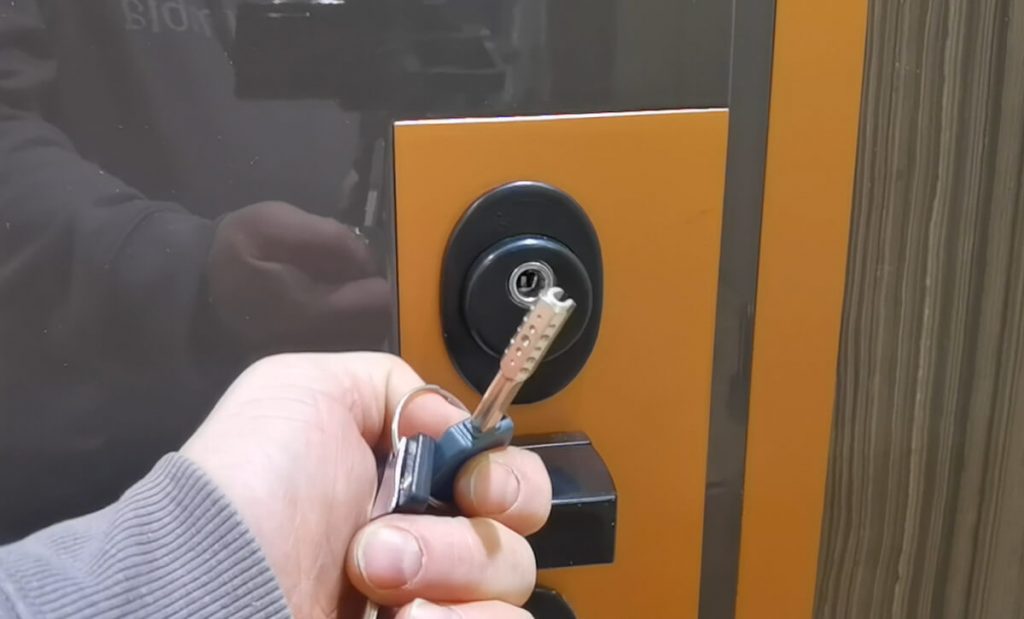 Установка цилиндра повышенной секретности Mottura 3D Key