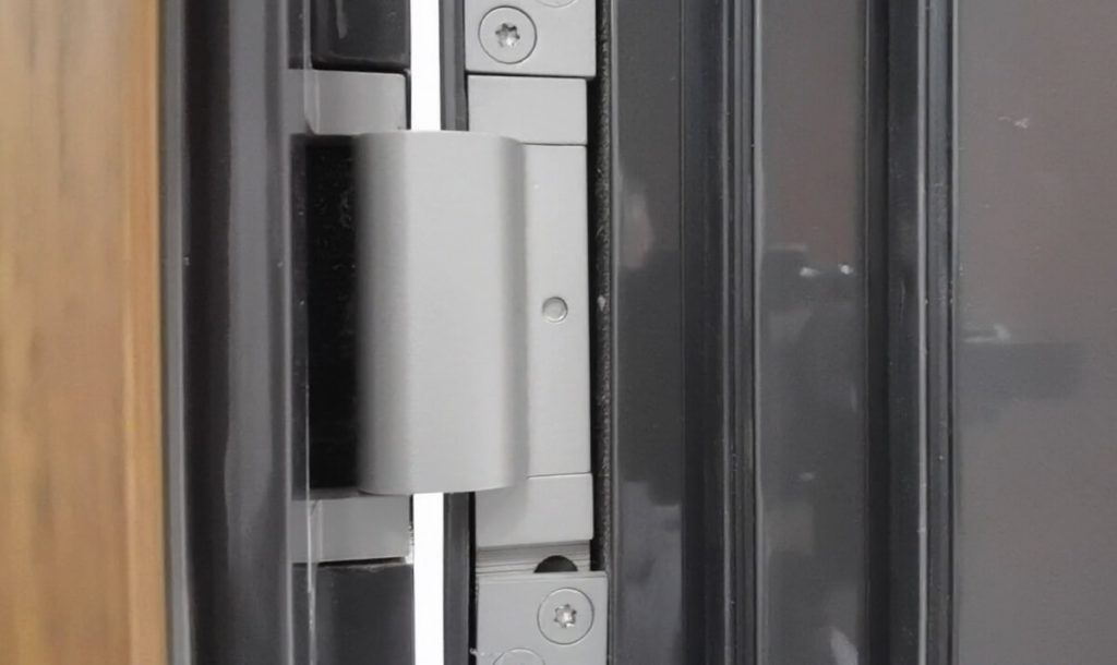 Устранение перекоса двери функционалом регулировки петель