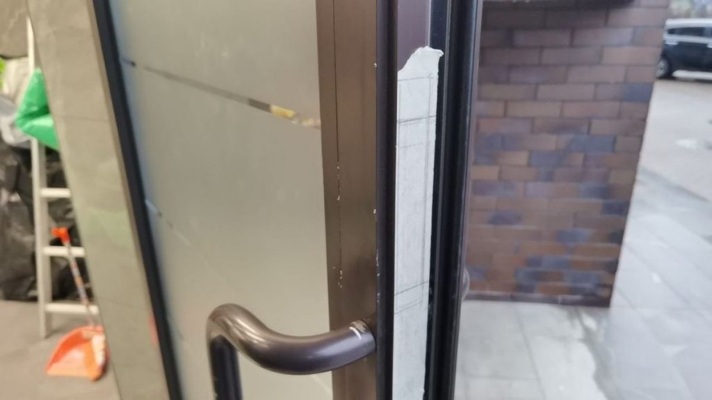 1. Разметка и подготовка посадочного место под электромеханический замок​