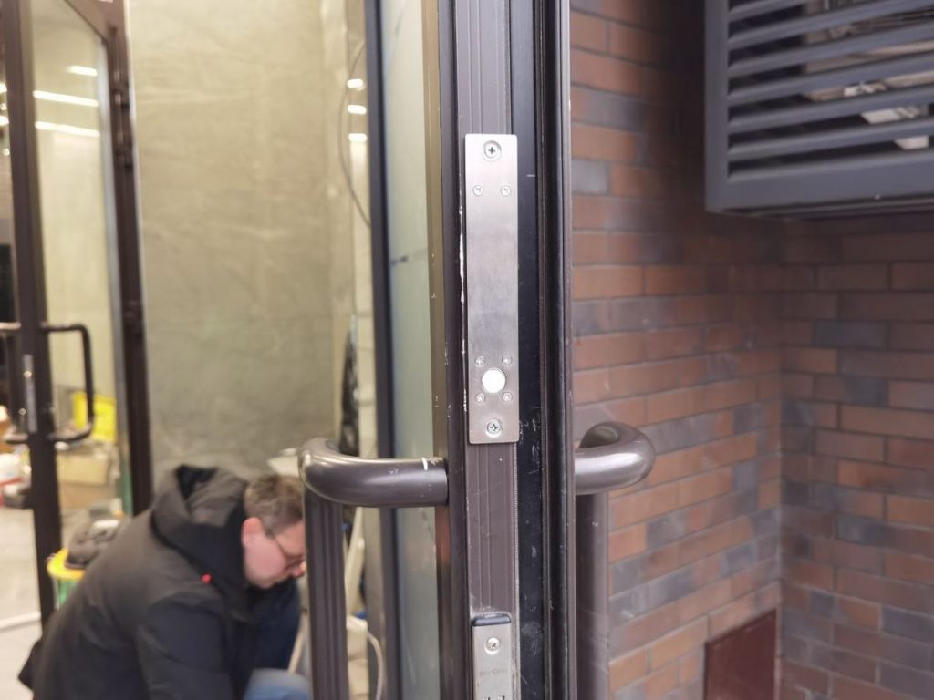 3. Установка электромеханического замка в посадочное место двери