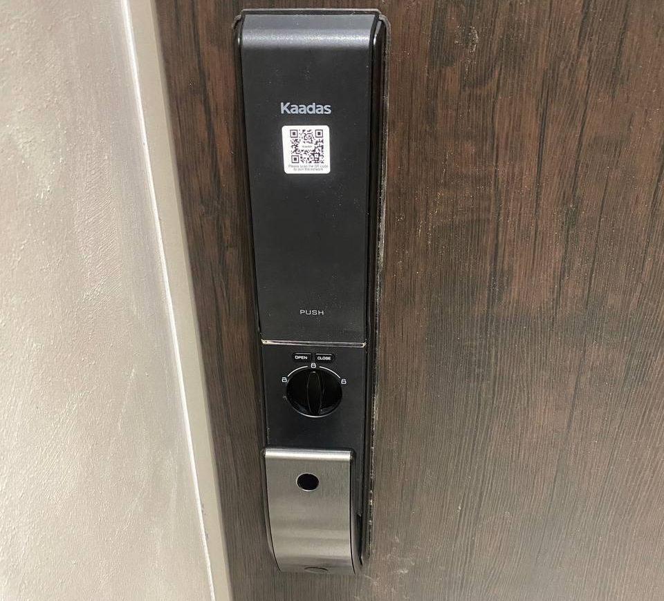 Установка биометрического замка Каадас K19 - вид из квартиры