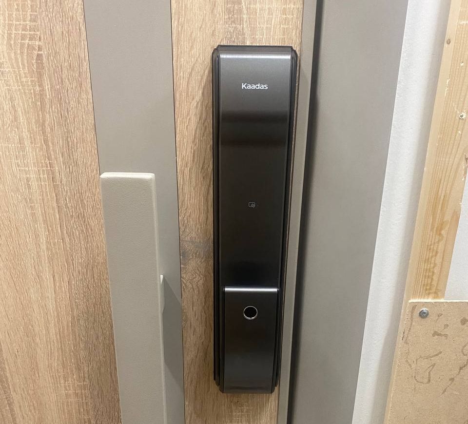 Установка биометрического замка Каадас K19 - вид снаружи квартиры