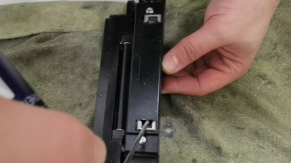 Промывка и смазка дверных петель