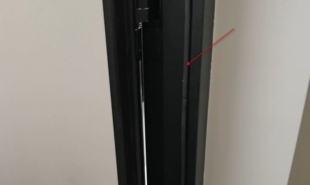 Дополнительная проклейка уплотнителя на коробку двери