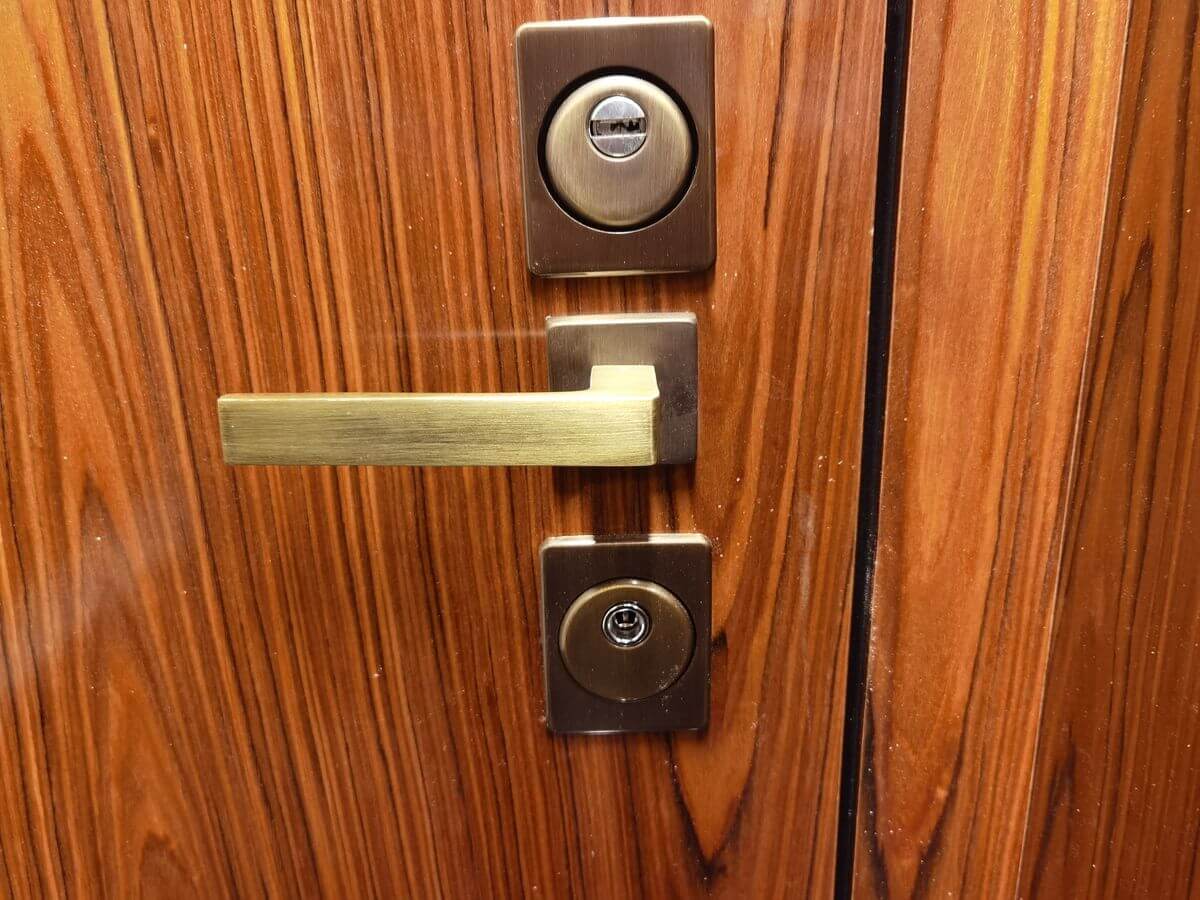 Установка цилиндров Mottura повышенной секретности с короткими ключами