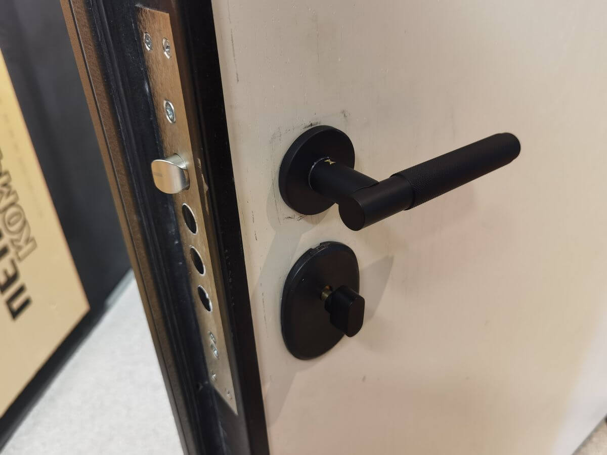 Тестовая установка нового замка - вид со стороны квартиры