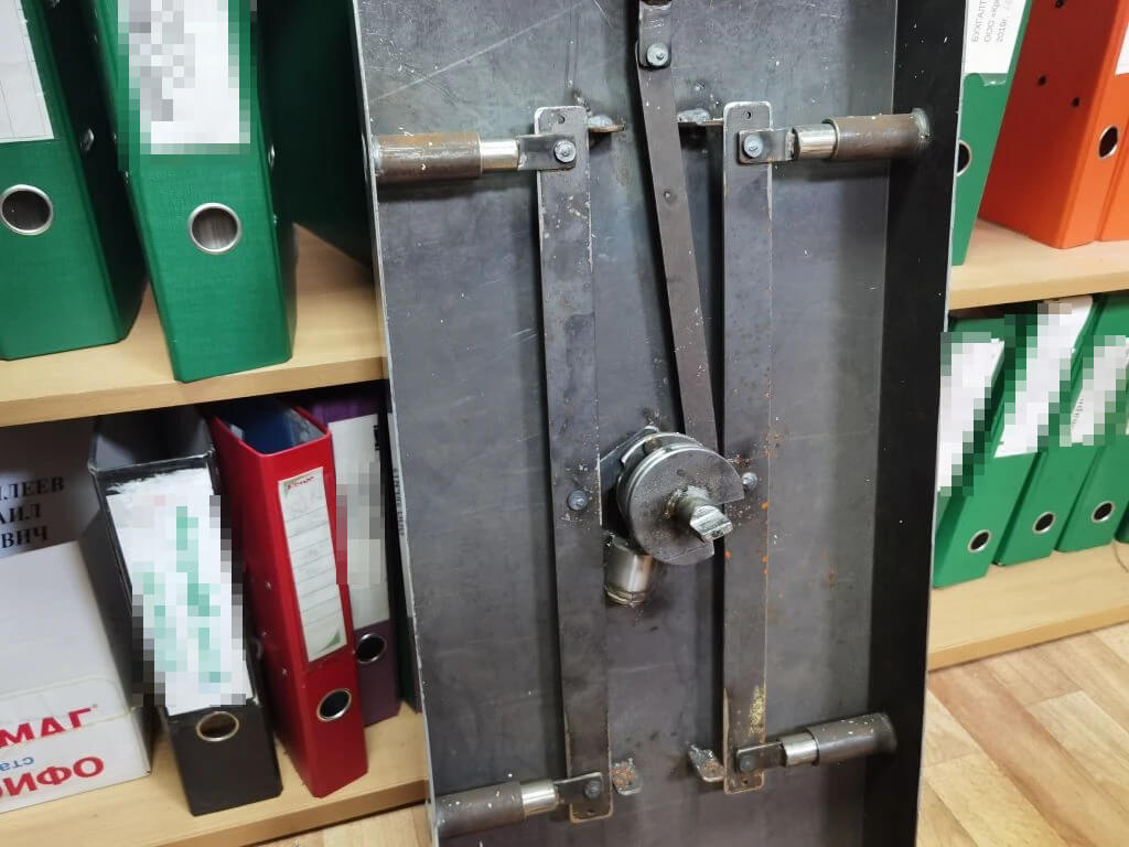 Ригельная система запирания сейфа типа "Краб"