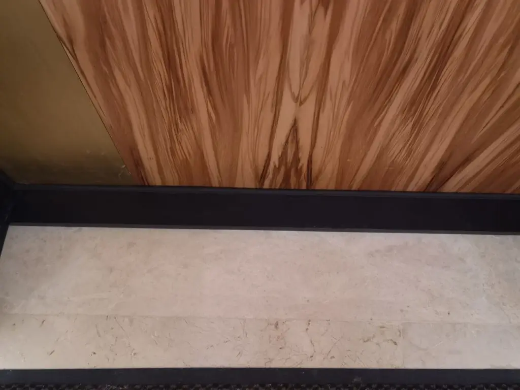 Монтаж дверного порога входной двери