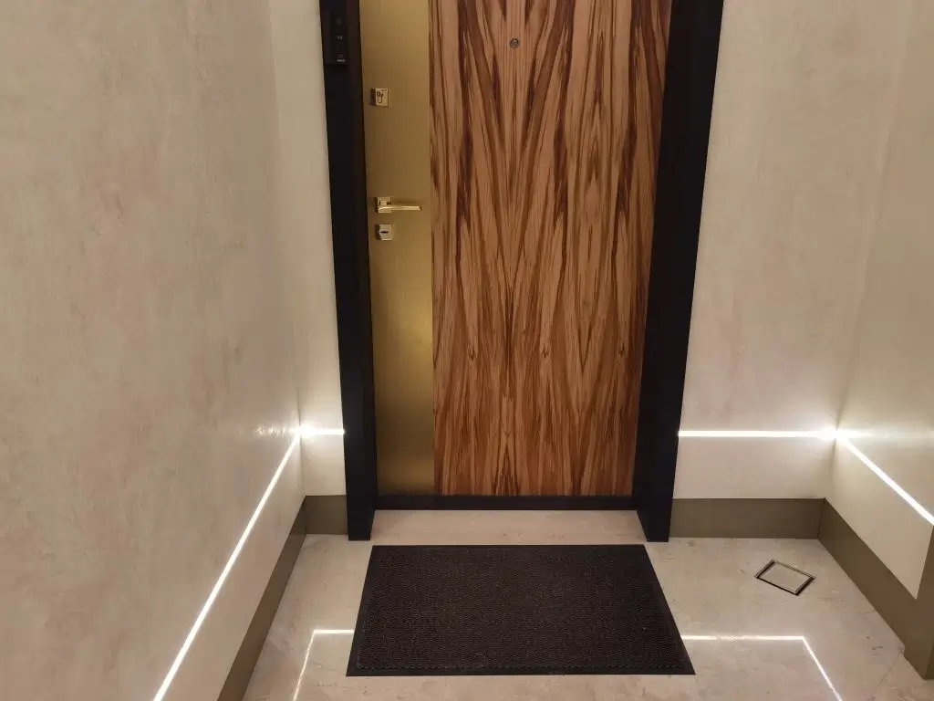 Результат монтажа порога входной двери с вклейкой уплотнителя